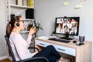 junge Dame im Videocall mit Arbeitskollegen aus dem Homeoffice